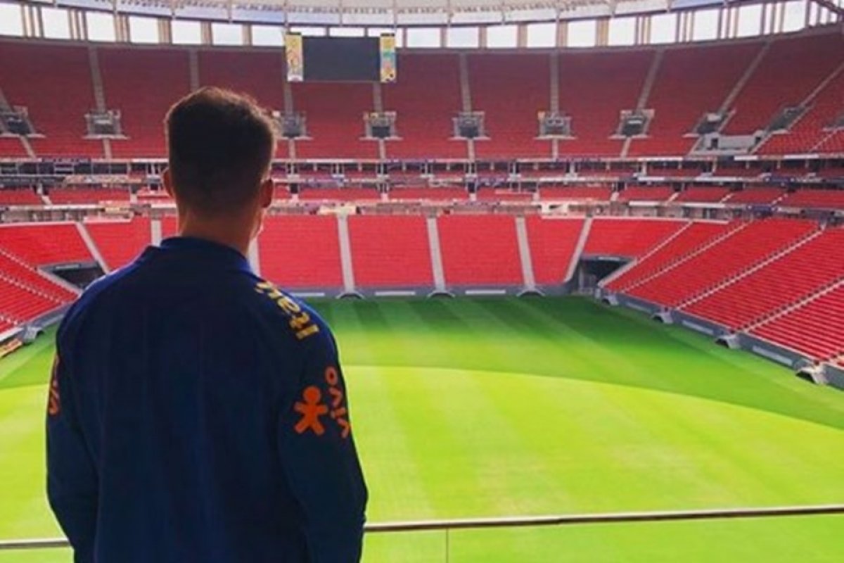 Filho '04' de Bolsonaro aluga camarote no Mané Garrincha para montar estúdio 