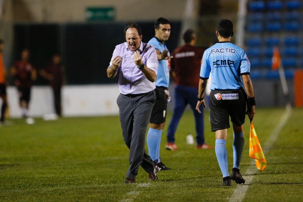 Veja vídeo: Rogerio Ceni exagera ao chamar atenção de Romarinho em jogo do Fortaleza