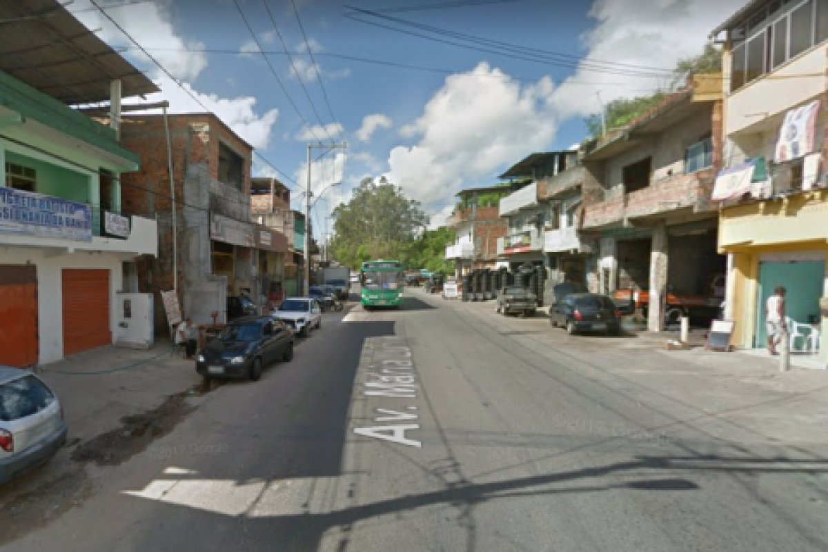 Policiais prestaram socorro a homem baleado no bairro de São Marcos, em Salvador no último sábado (18)