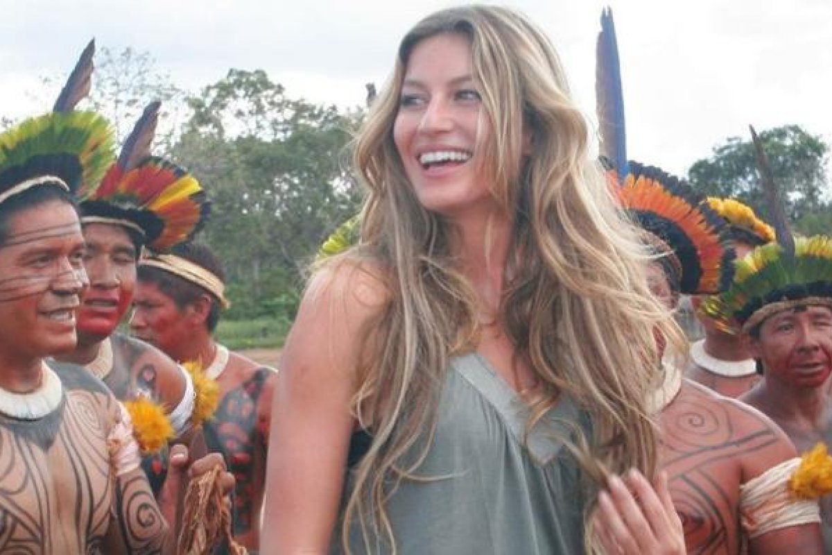 Gisele Bündchen relembra visita à aldeia indígena em 2004 com cliques inéditos 