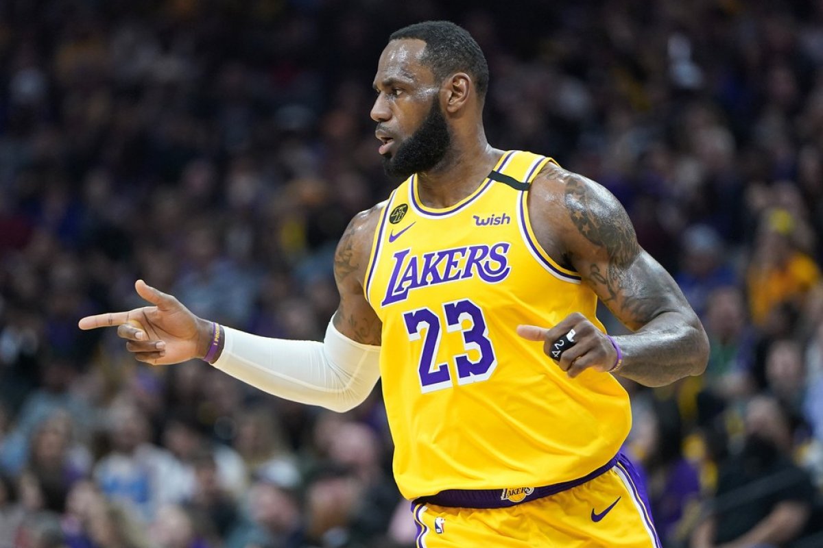 Em leilão, card de LeBron James é comprado por US$ 1,84 