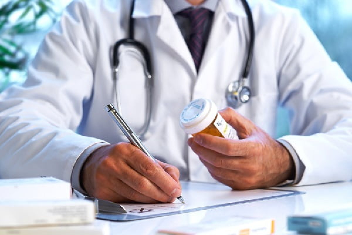 Bolsonaro publica apoio a AMB que defende autonomia do médico para prescrição de remédio