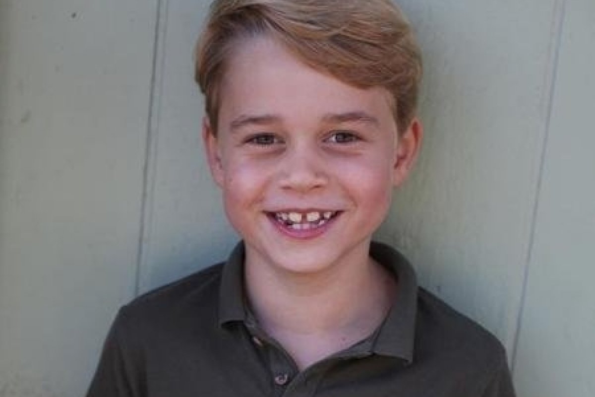 Prestes a completar 7 anos, Príncipe George exibe  sorrisão em nova foto