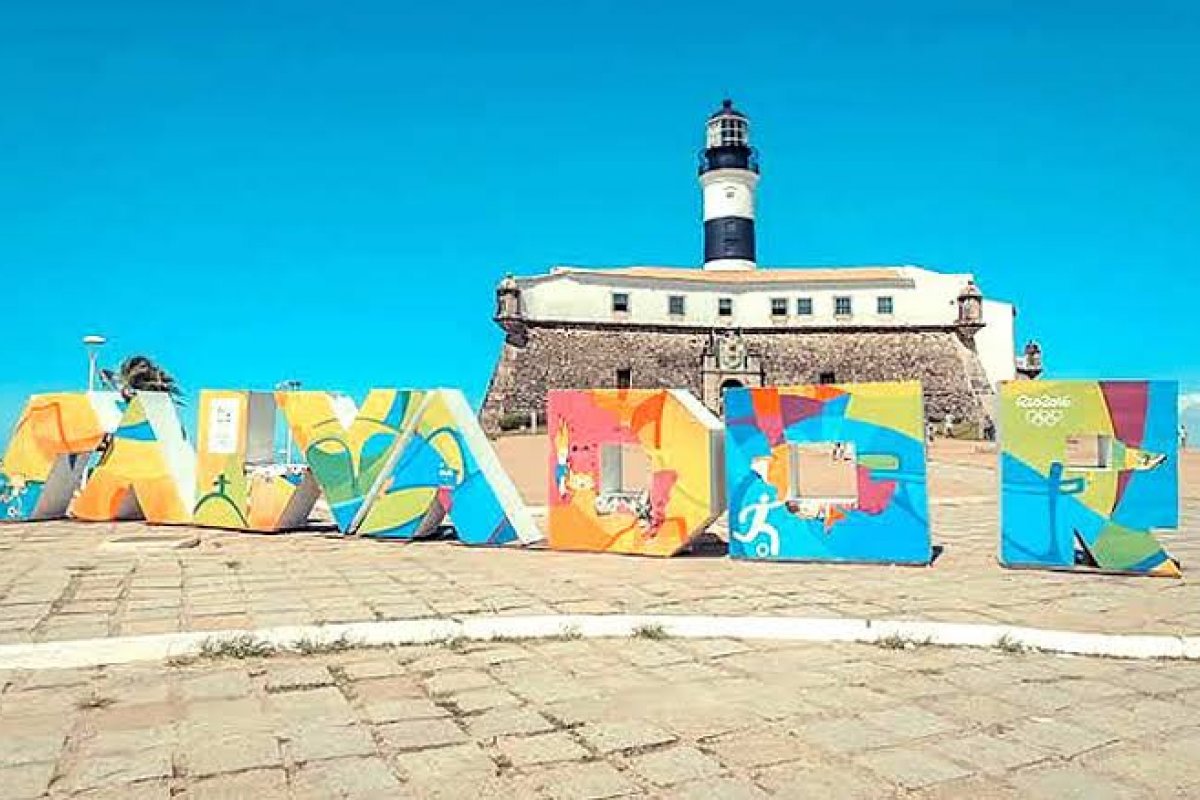 MPF abre inquérito para apurar poluição visual no Farol da Barra 
