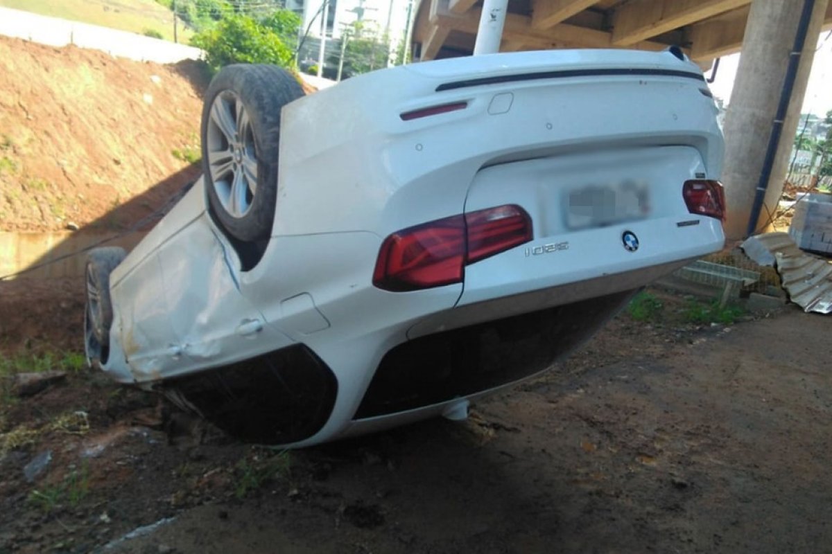 Carro de luxo cai em canteiro de obra do BRT de Salvador