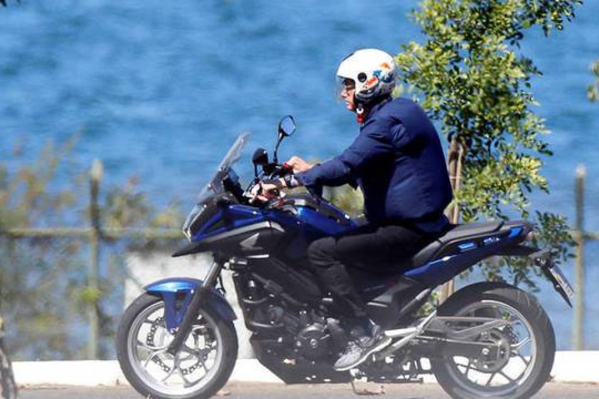 Com Covid-19,  Bolsonaro faz passeio de moto no Palácio da Alvorada