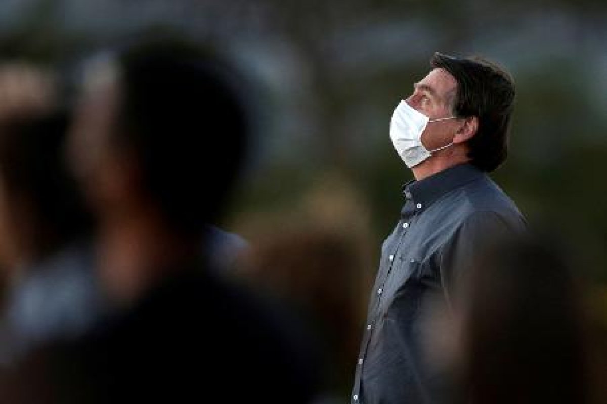 Bolsonaro afirma que só retomará a agenda quando o exame de contaminação der negativo para Covid-19