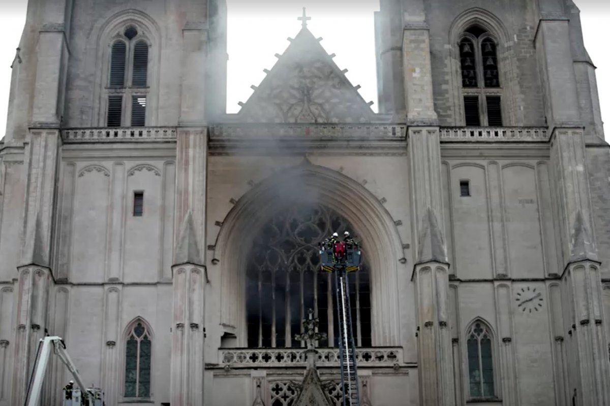 Refugiado ruandês confessa ser autor de incêndio na Catedral de Nantes