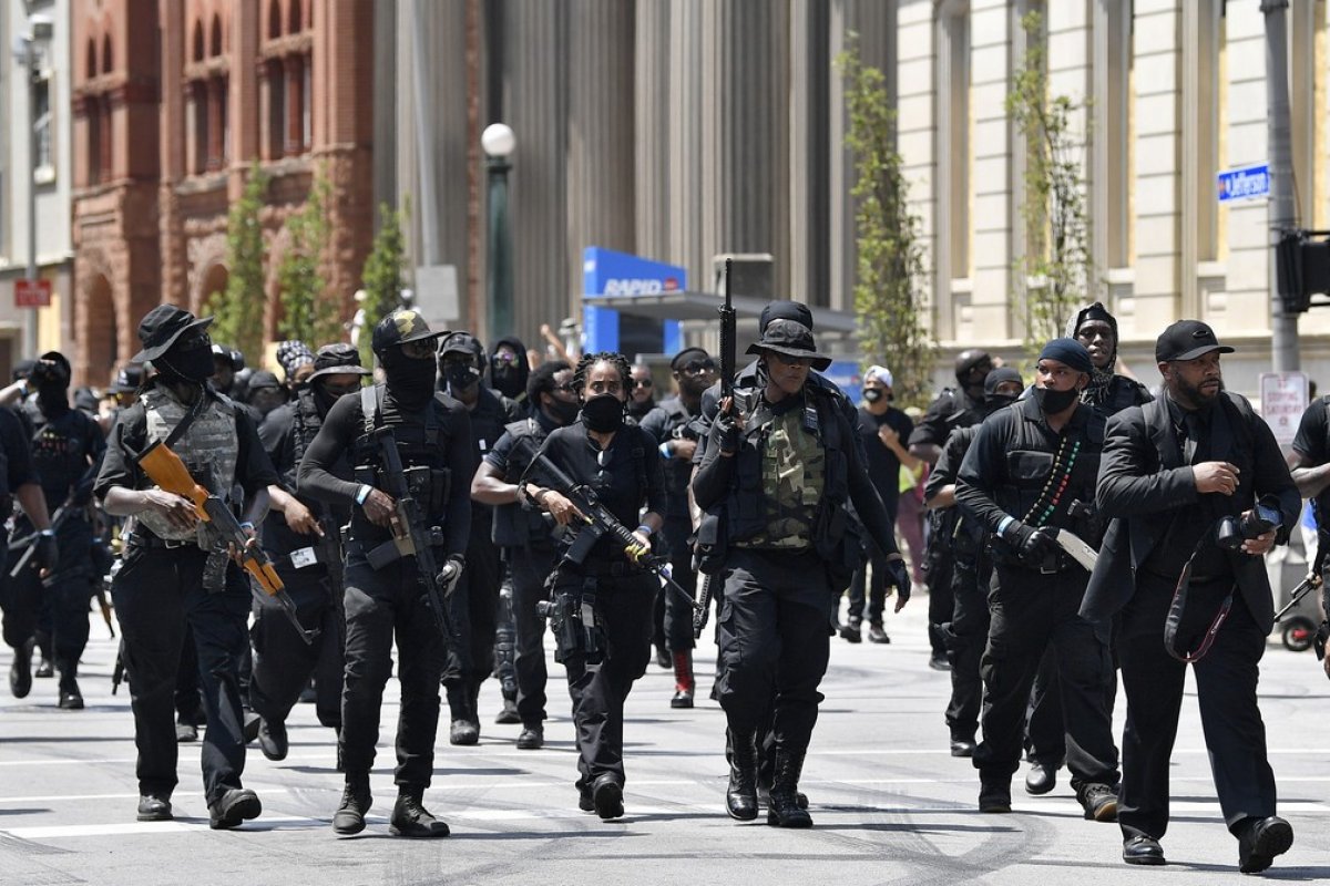 Manifestantes negros armados protestam nos EUA contra morte de Breonna Taylor