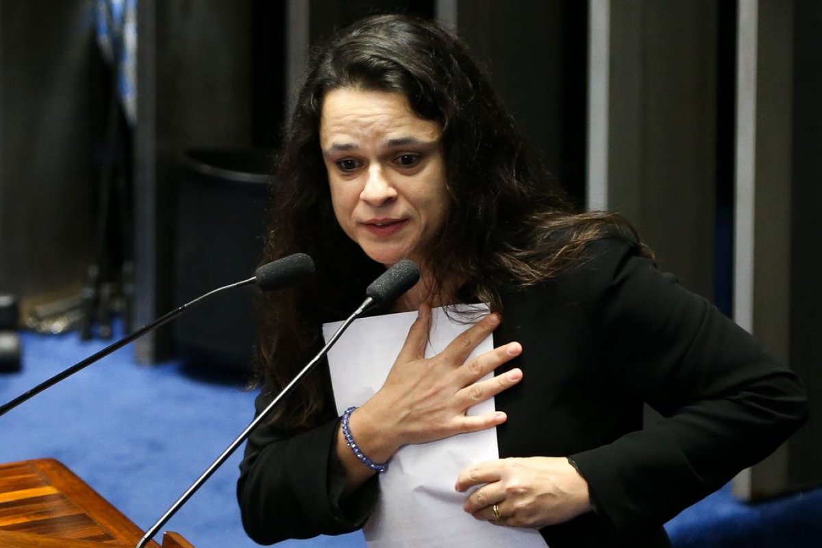 Janaina Paschoal afirma ter ficado emocionada ao ler ação de Bolsonaro junto ao STF