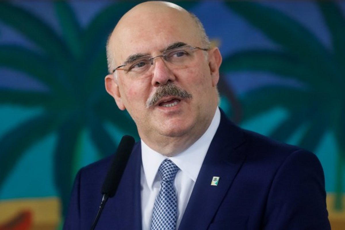 Após internação por causa da covid-19, ministro Milton Ribeiro recebe alta médica