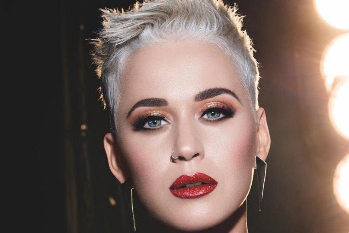 Katy Perry anuncia nova data de lançamento de seu novo álbum 