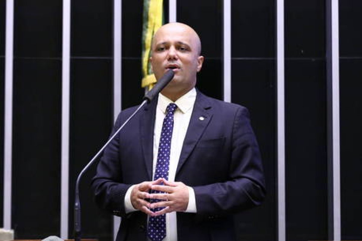 Major Vitor Hugo apresenta requerimento de urgência para a votação da PL que autoriza a educação domiciliar