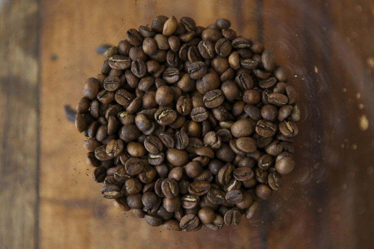 Estudo aponta que excesso de café pode aumentar chance de pressão alta em pessoas predispostas