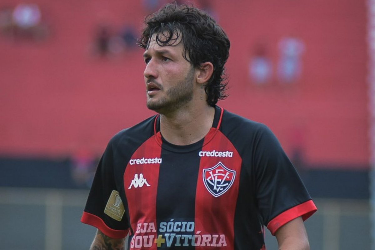 Vitória anuncia renovação de contrato com Fernando Neto até final de 2021