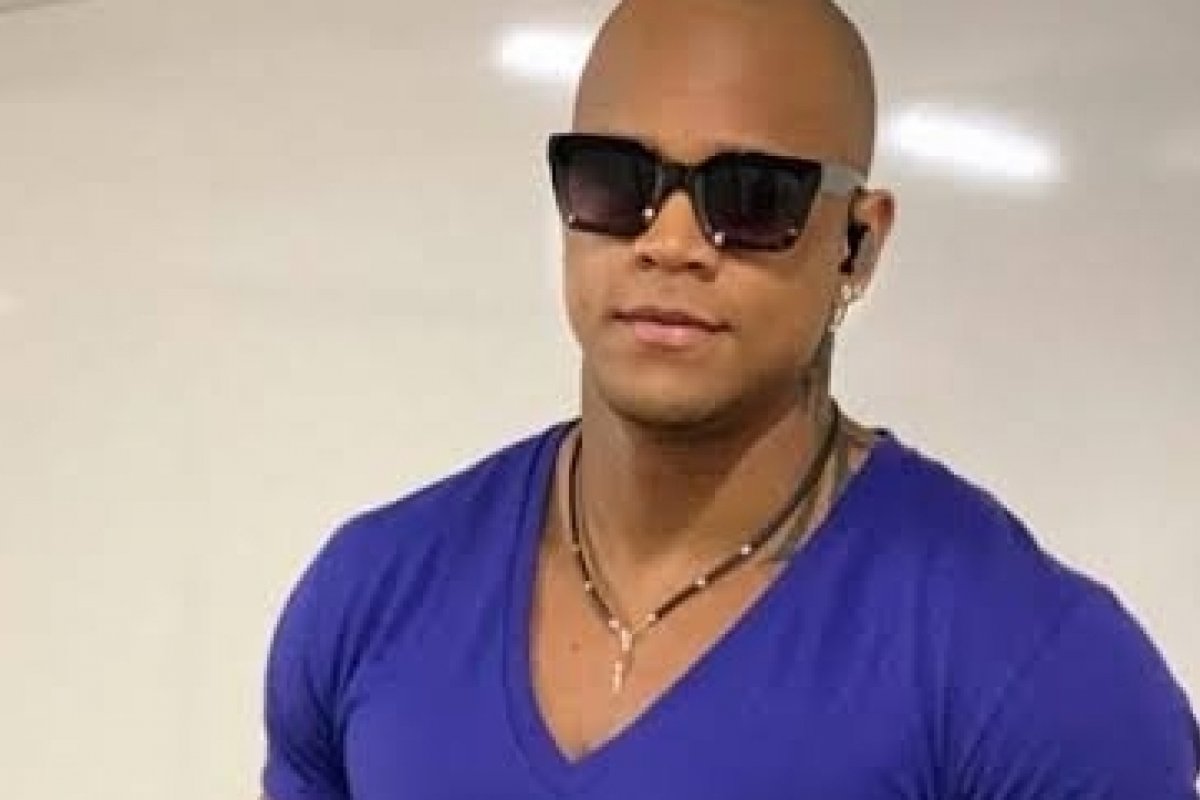 Leo Santana mostra caixas de joias e relógios e web reage:"Desnecessário"