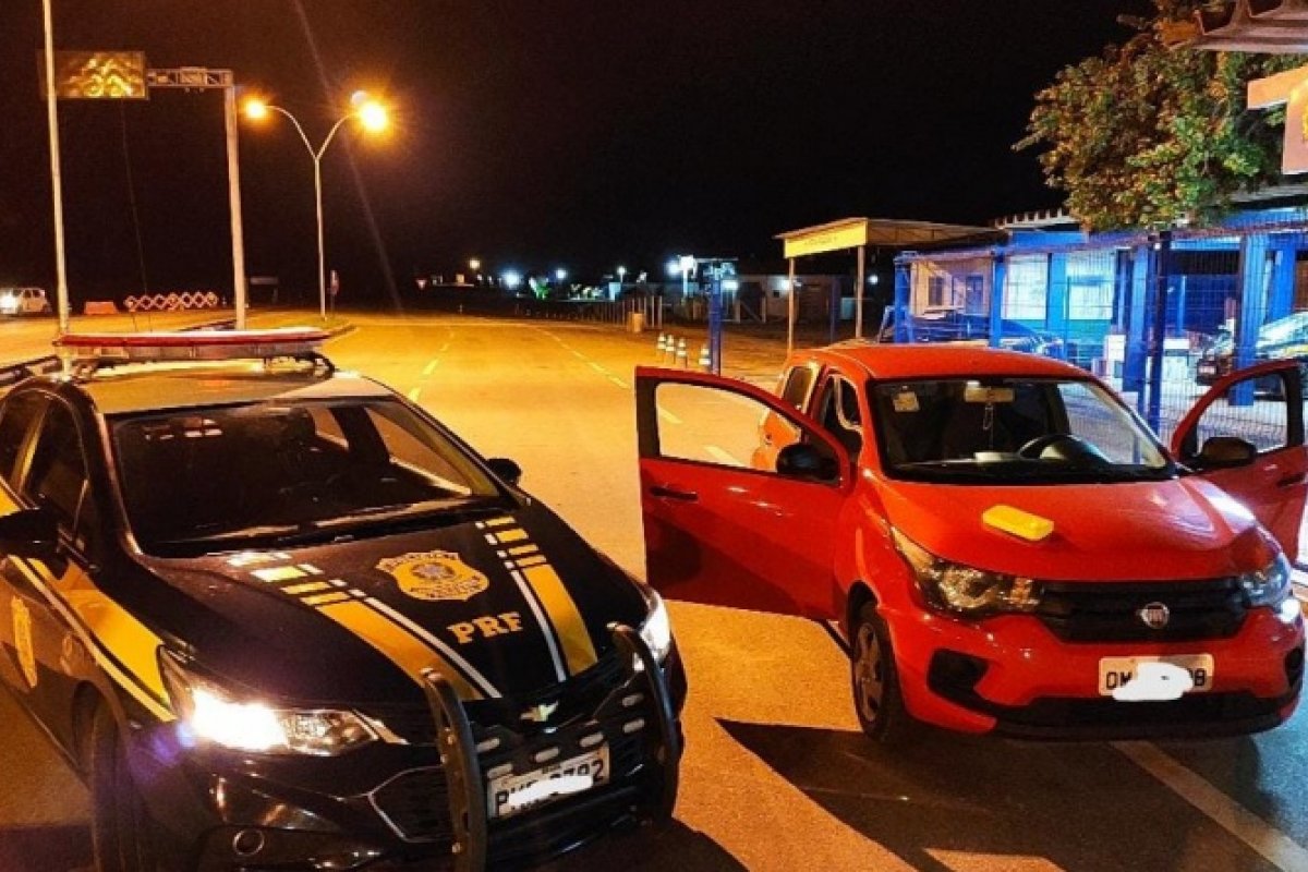 Homem é preso após ser flagrado transportando cocaína dentro de veículo