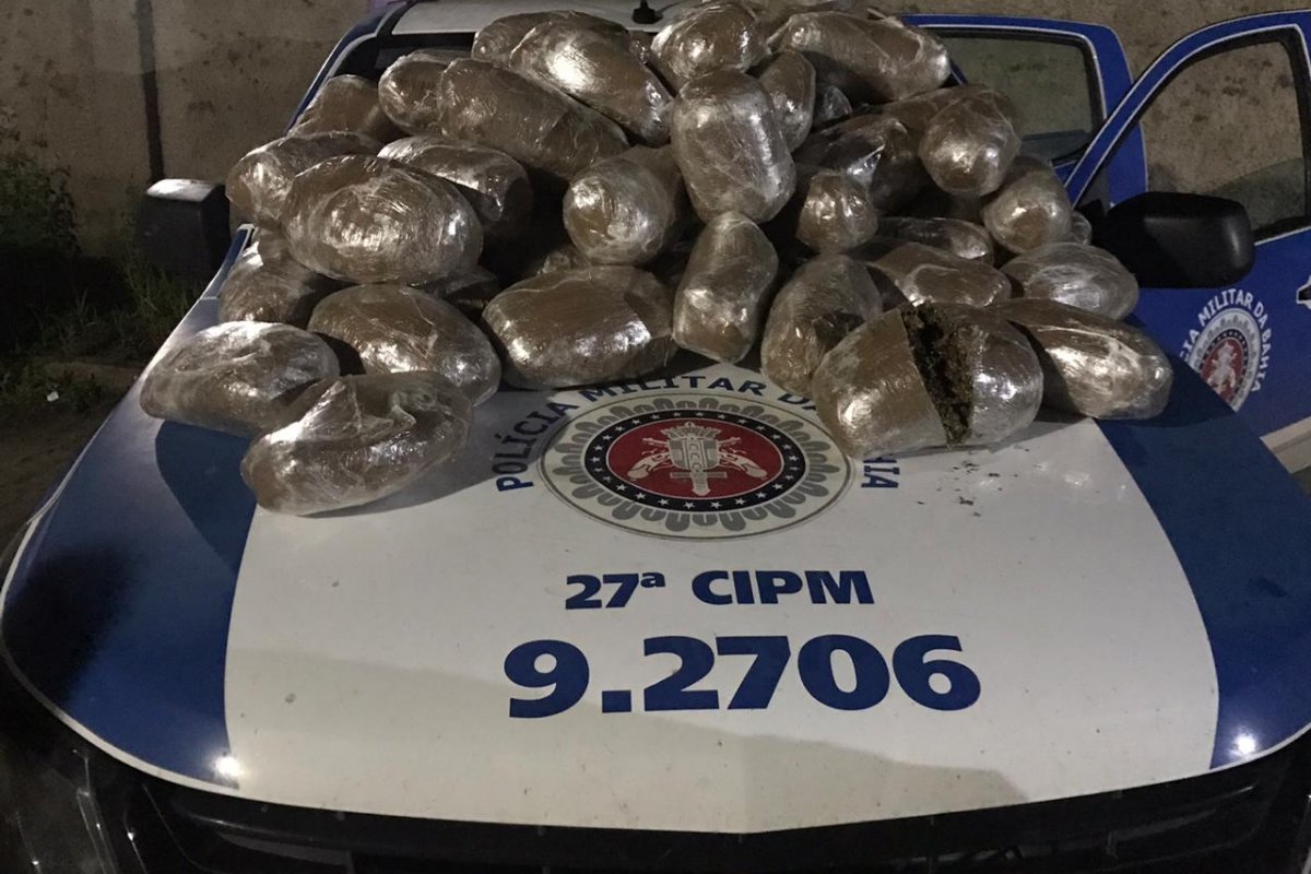 Polícia descobre maconha dentro de carro após acidente 