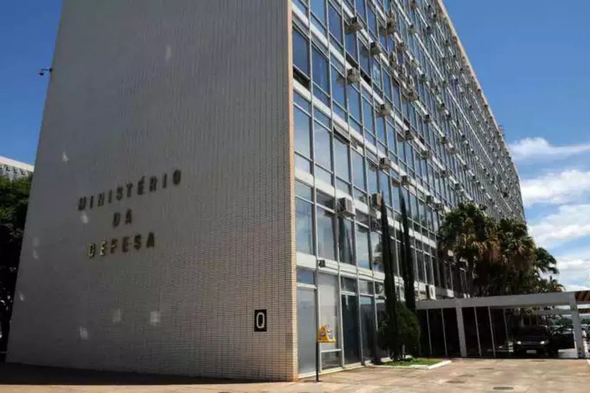 PSOL entra com pedido para que ministros e secretários estaduais expliquem vínculos militares com Israel
