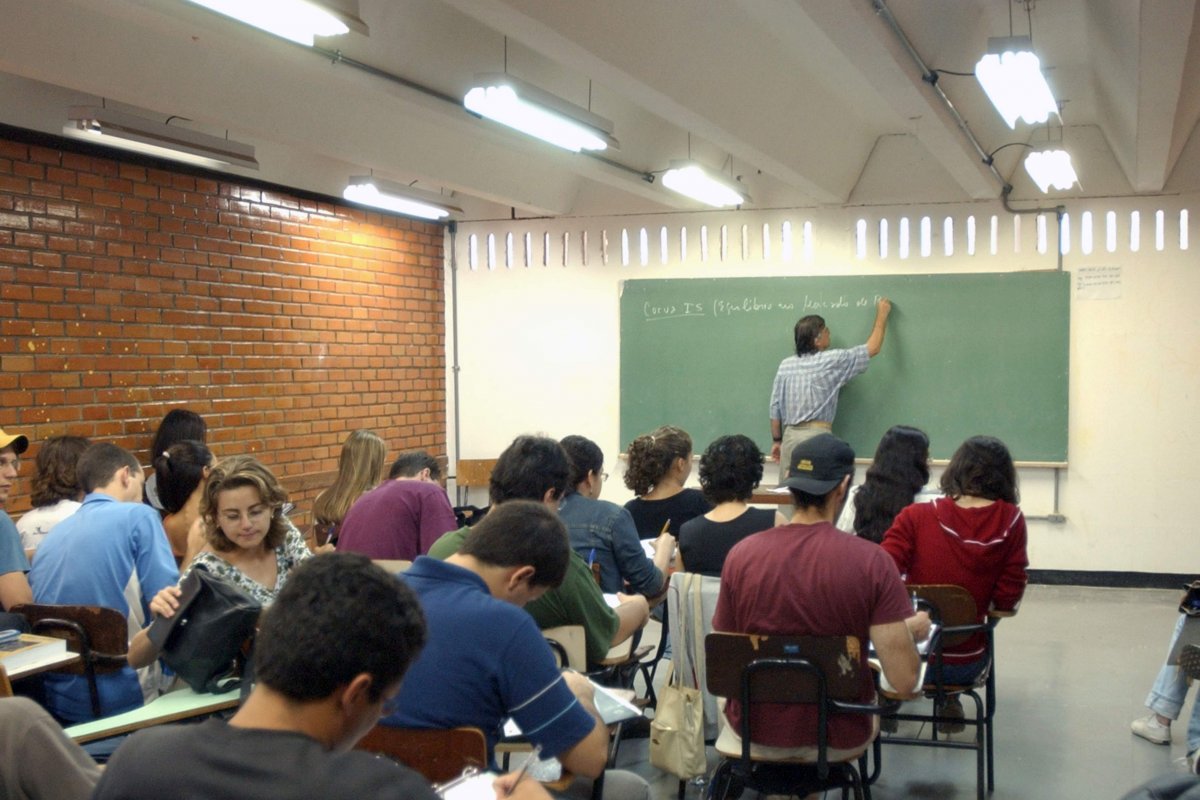 Pesquisa aponta que 21,6% dos brasileiros com ensino superior usaram auxílio emergencial