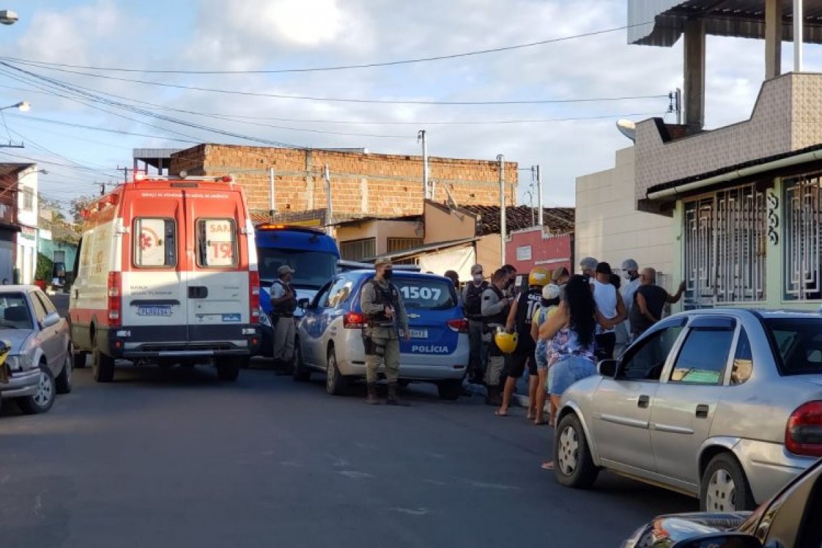 Homem é morto com diversos tiros na frente de casa em Itabuna