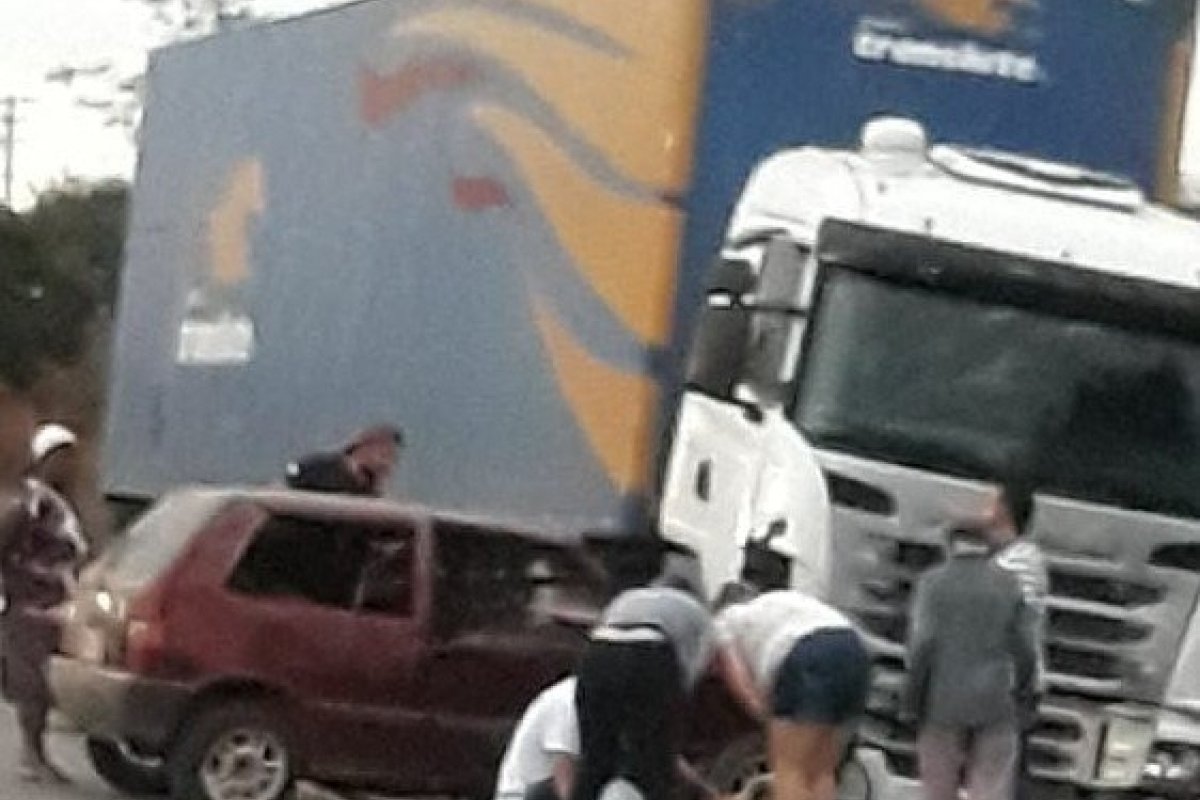 Batida entre carreta e carro deixa dois mortos e um ferido na BR-30 
