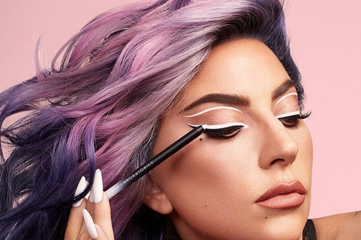Lady Gaga lança coleção de lápis delineadores em gel 