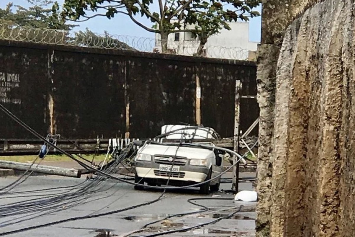Poste cai por cima de carro no bairro de Pirajá, em Salvador