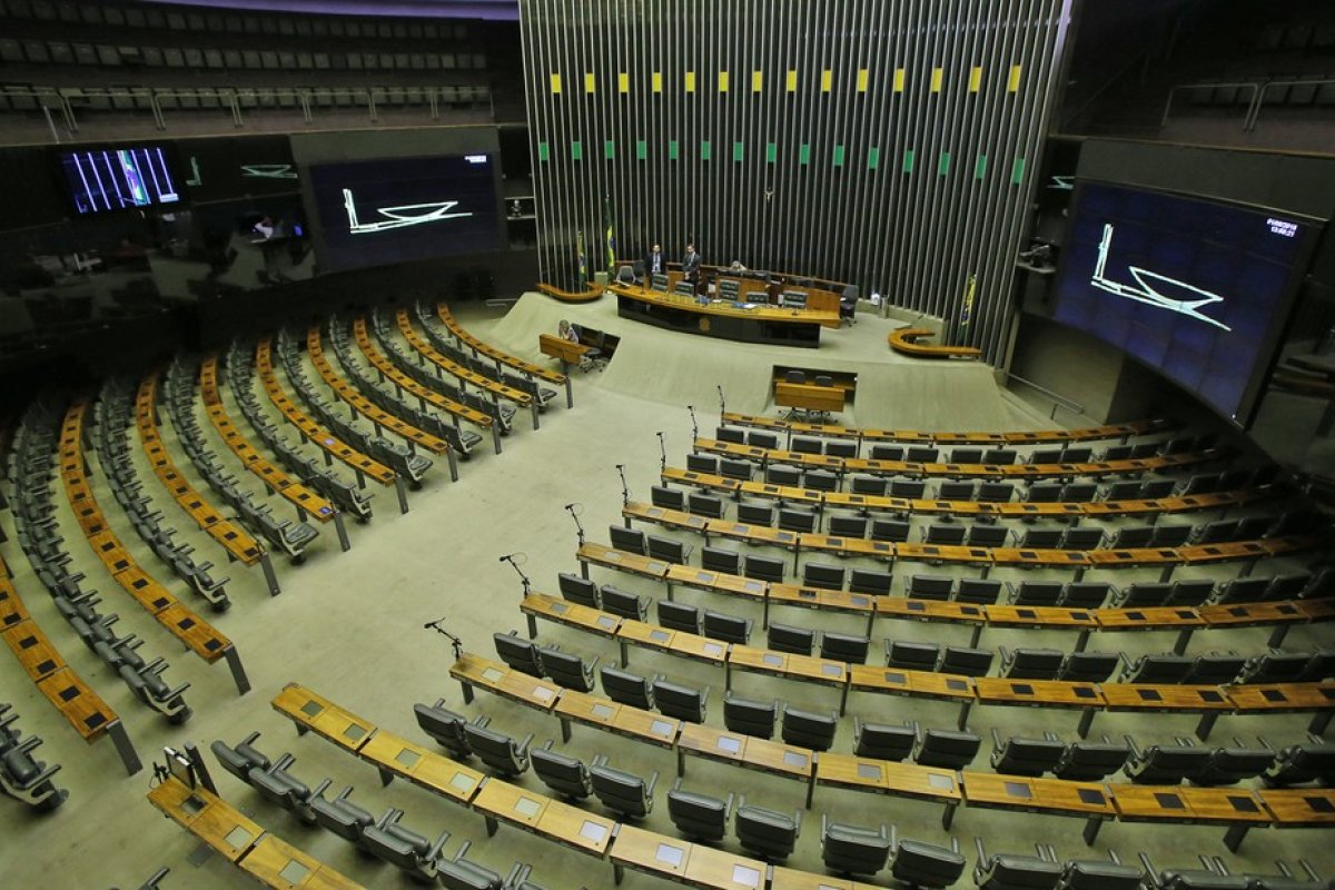 Gasolina usada por deputados na pandemia é suficiente para cruzar o Brasil mais de 1,7 mil vezes, revela levantamento