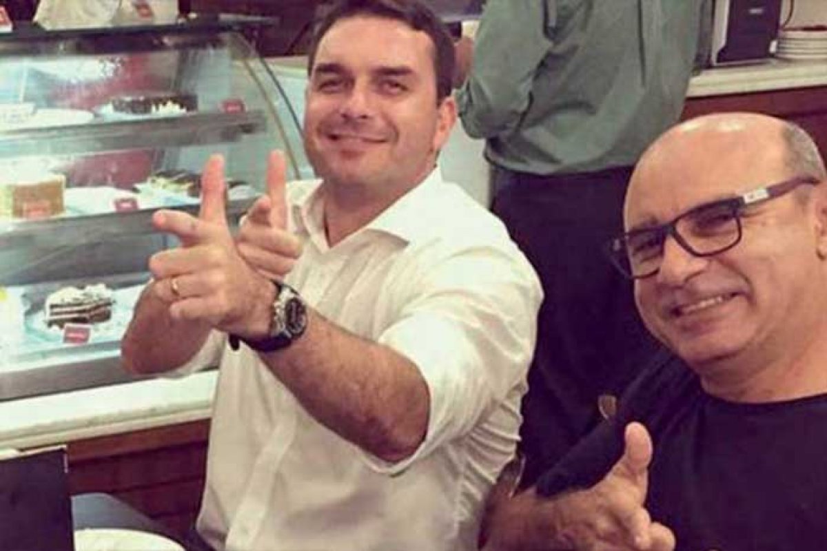 Pela 1ª vez, Flávio Bolsonaro admite que Queiroz pagava suas despesas