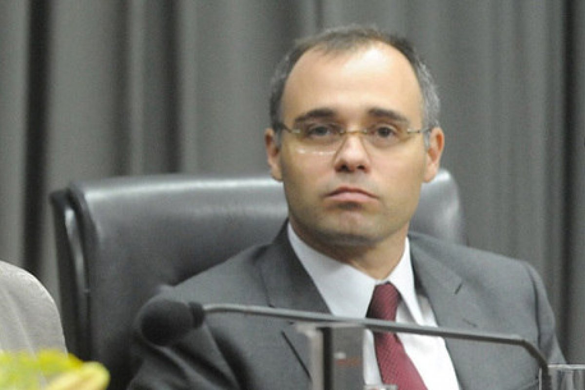 Ministro da Justiça vai a Congresso explicar relatórios sobre servidores contrários ao governo