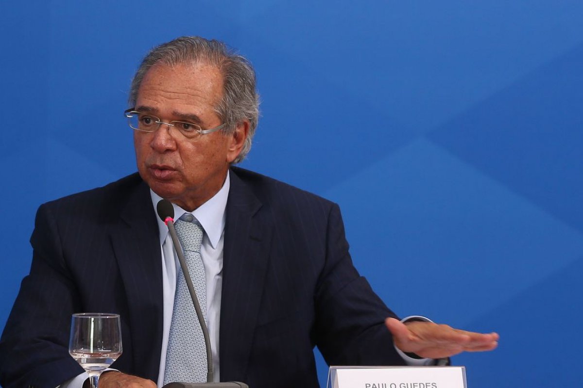 Paulo Guedes avisa que "não tem dinheiro para ficar em R$ 600" sobre o auxílio emergencial