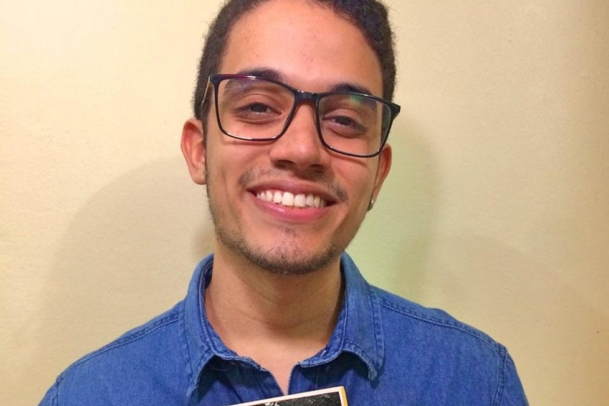 Estudante baiano anuncia pré-lançamento de livro durante pandemia