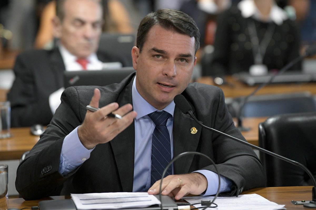 Flávio Bolsonaro solicita troca de promotores em investigação da ‘rachadinha’