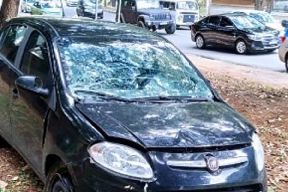 Carro cai em vala na Av. Reitor Miguel Calmon