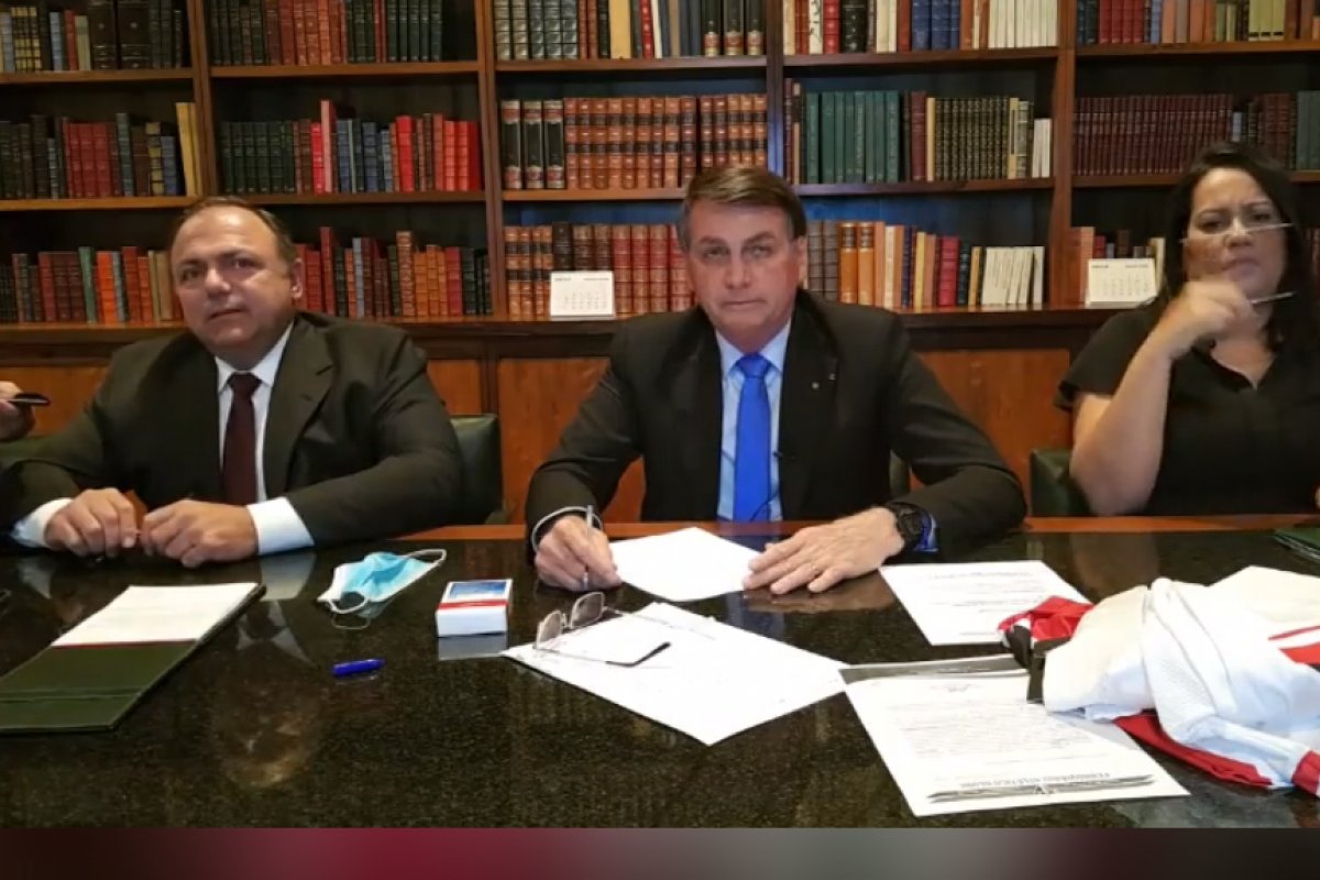 "Para mim, deu certo. Eu sou uma prova disso", diz Bolsonaro sobre uso da cloroquina 