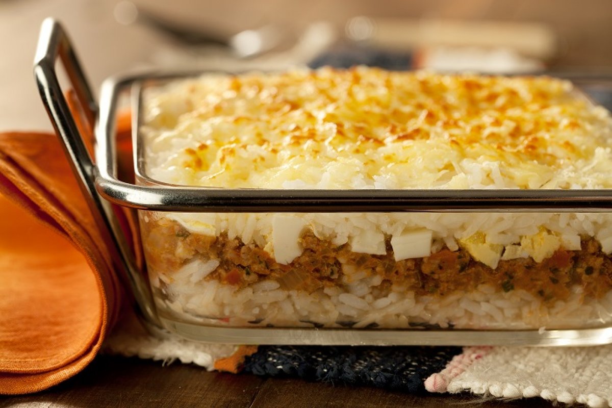 Arroz de forno com carne moída e queijo para o  almoço de Dia dos Pais