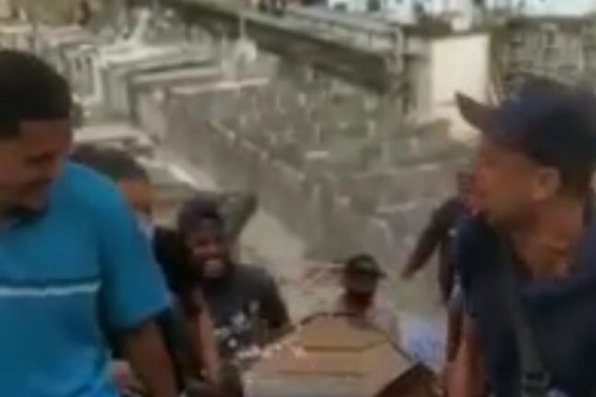 Veja vídeo: Família transforma enterro de idoso em festa em Niterói