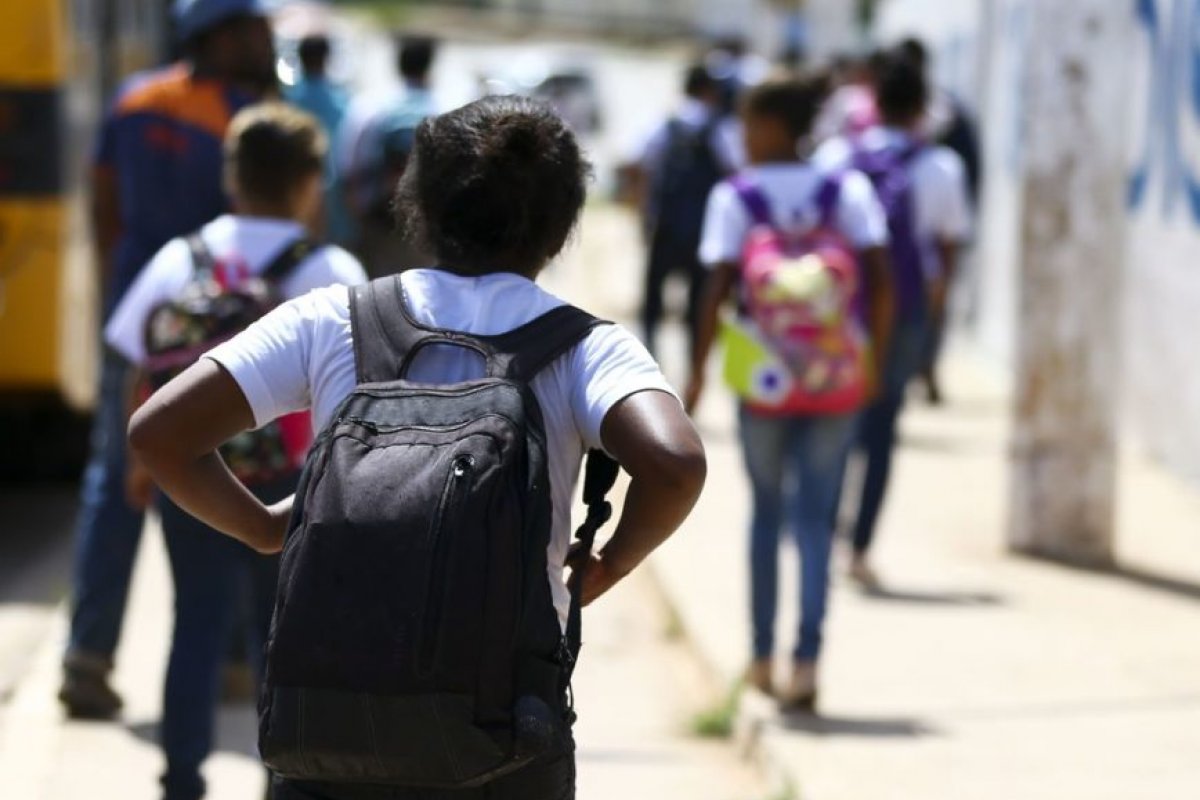 Mais de 9 milhões de adultos e idosos poderão ser infectados pela covid-19 com volta às aulas, aponta Fiocruz