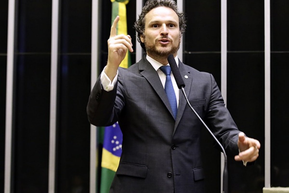 Partidos pediram ao presidente Maia a formação de grupo para discutir retorno dos trabalhos presenciais, afirma deputado