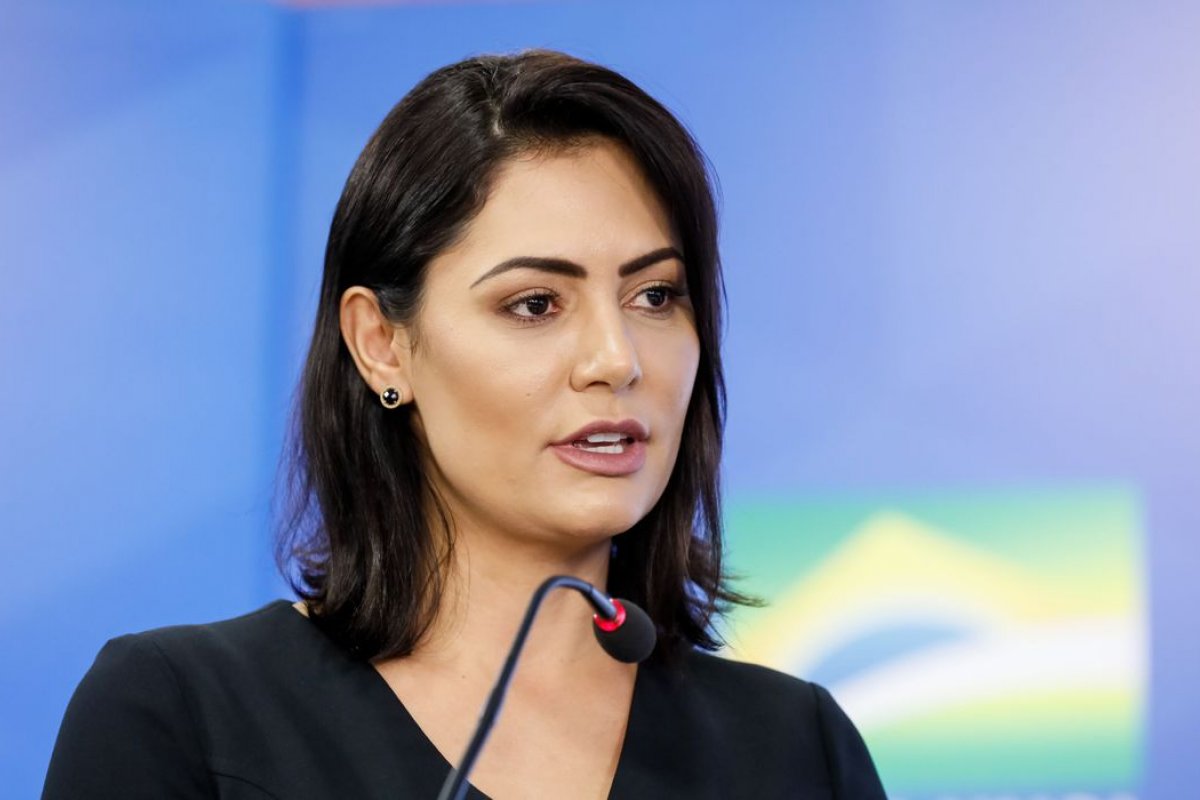 Bancada do PSOL entra com pedido de CPI para apurar repasse de cheques para Michelle Bolsonaro