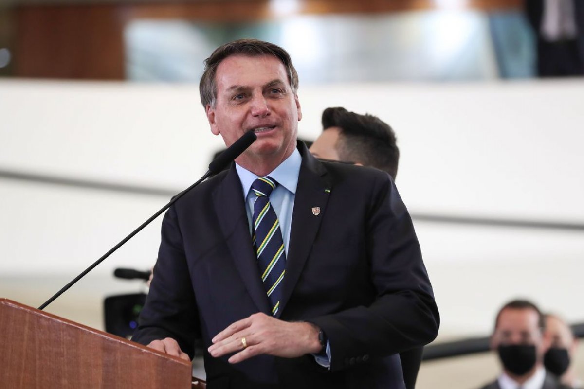 Bolsonaro anuncia envio de ajuda ao Líbano e convida ex-presidente Temer para comandar missão 