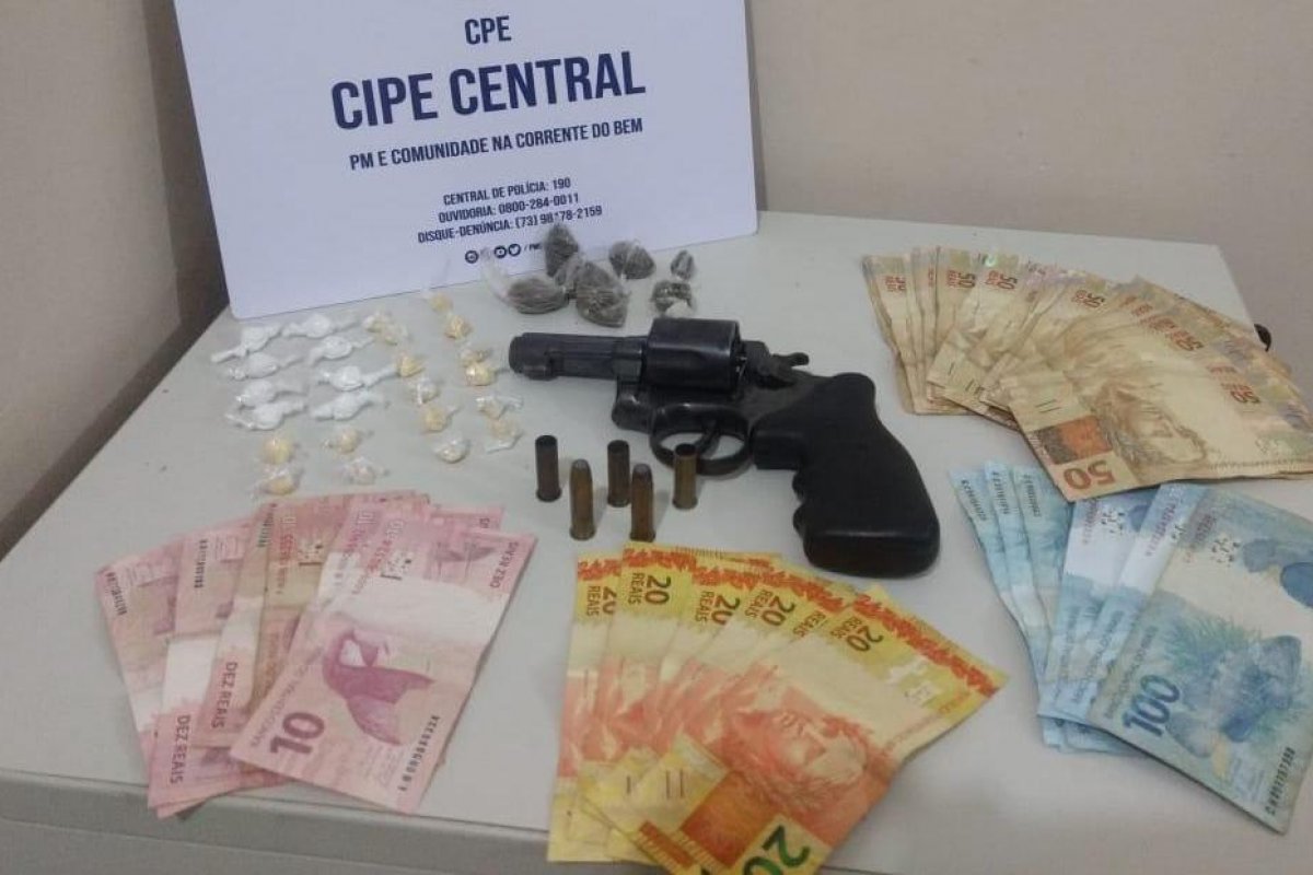 Arma, drogas e R$ 2,5 mil apreendidos com traficante