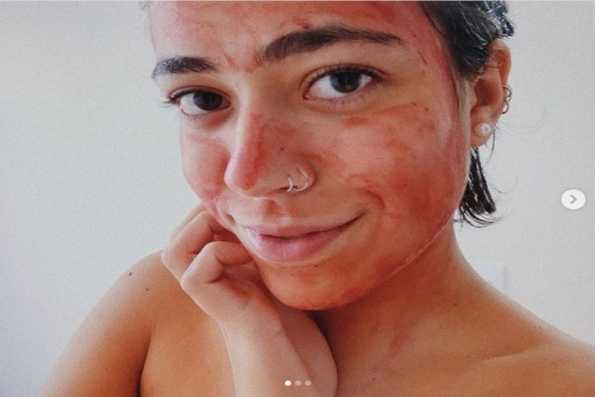 Digital Influencer brasileira usa sangue da menstruação como máscara facial