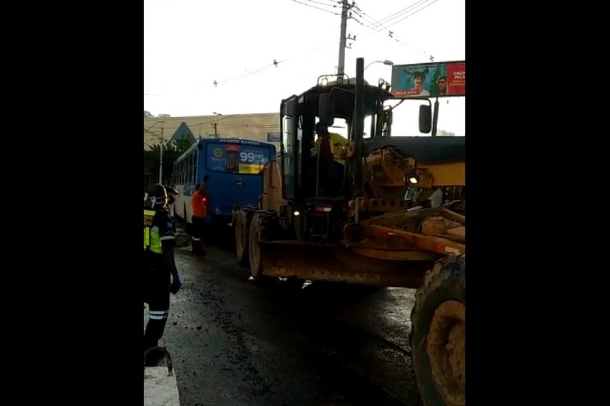Ônibus cai em uma das valas das obras do BRT em Salvador