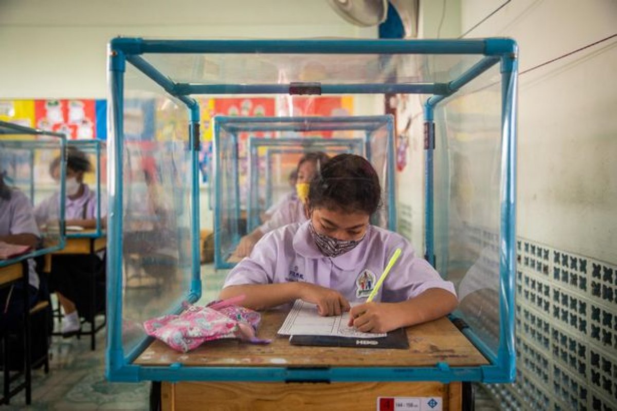Escola na Tailândia adota "caixas" de plástico para evitar propagação da covid-19 entre alunos