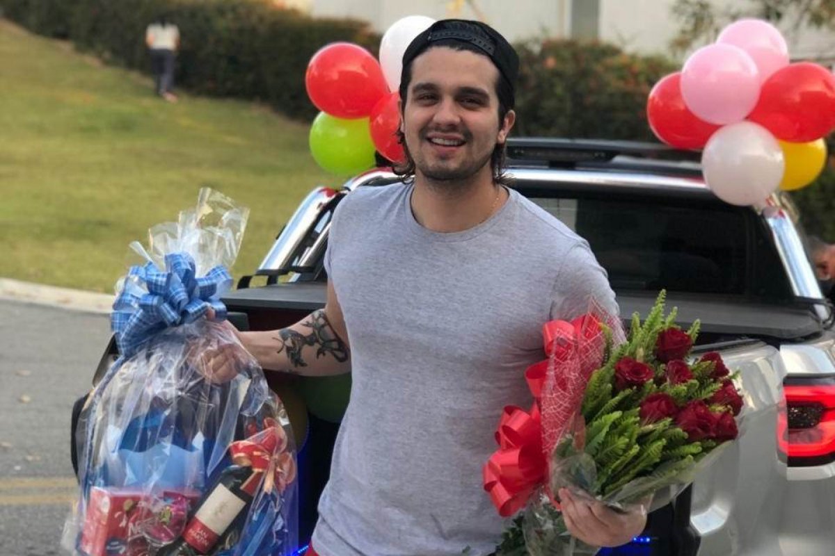 Luan Santana comemora 13 anos de carreira e recebe homenagens 