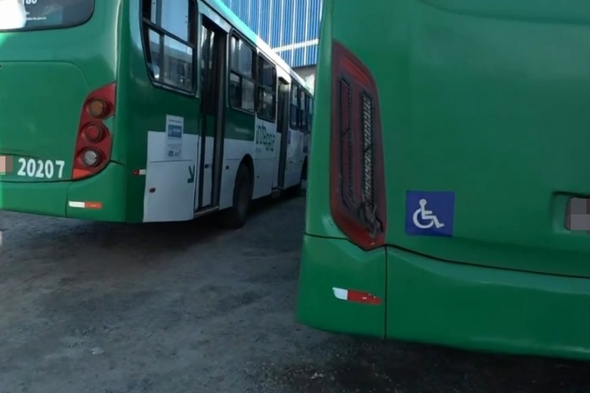 Dupla armada assalta dois ônibus em Salvador na manhã desta quarta (12)
