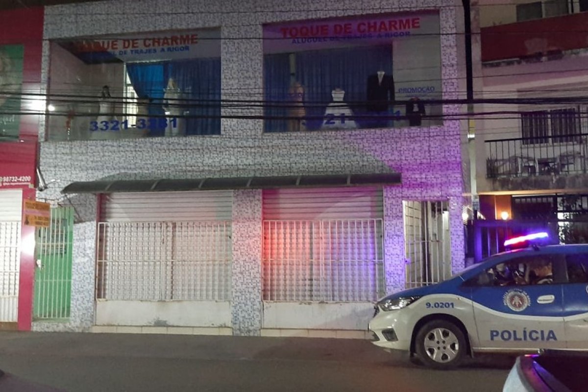 Homem suspeito de assaltar loja pula de prédio e morre em Salvador 