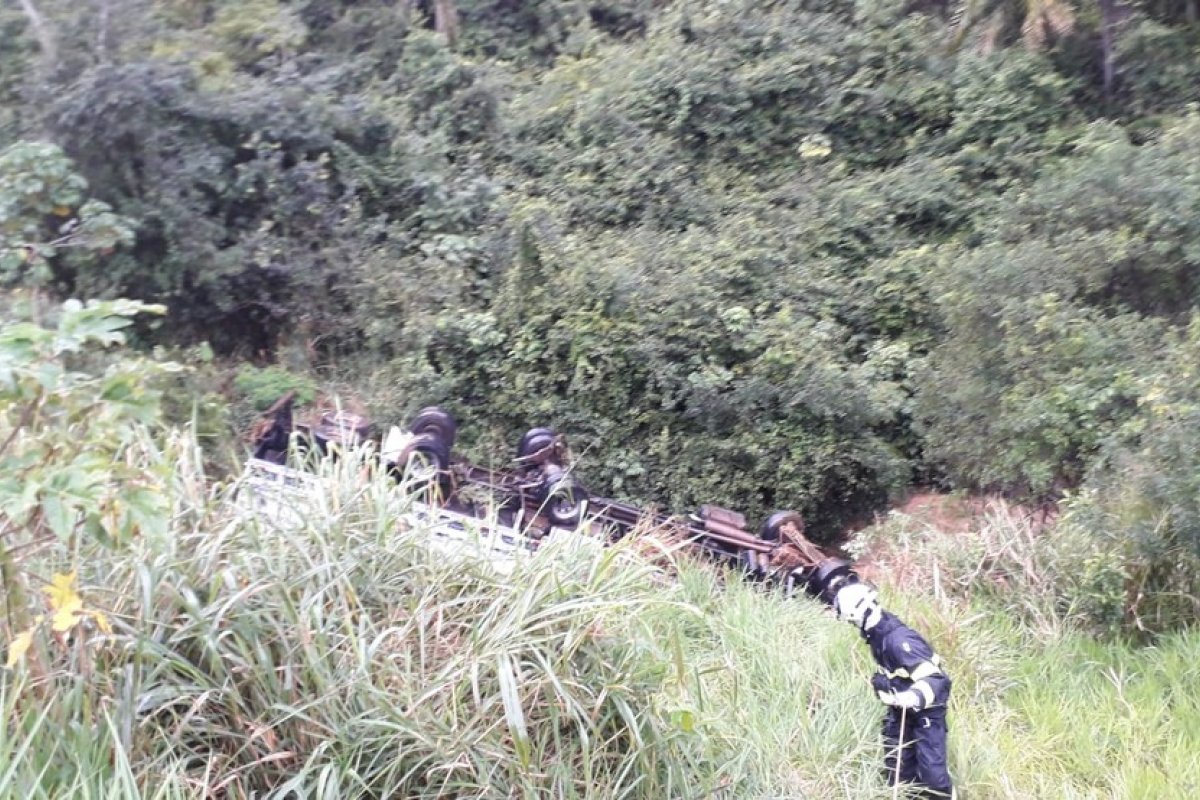 Caminhoneiro morre após perder direção do veículo e cair de penhasco no sul da Bahia